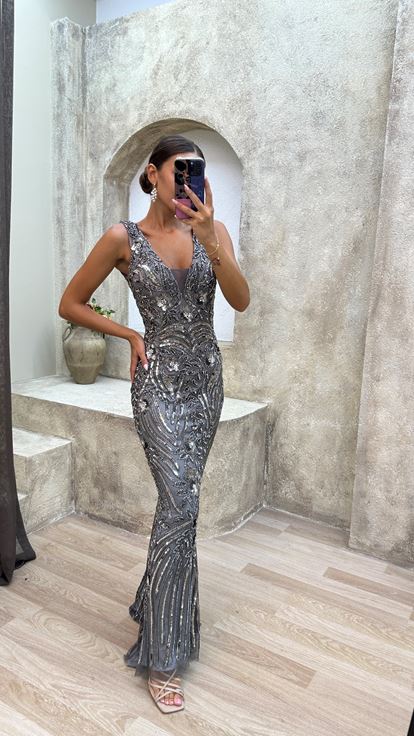 Abito da sera grigio con dettaglio sul busto e ricami speciali 