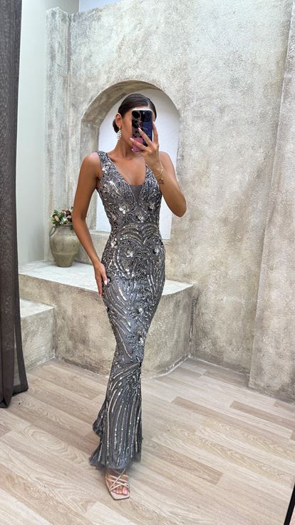 Abito da sera grigio con dettaglio sul busto e ricami speciali 