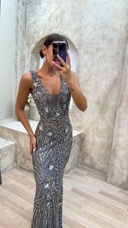 Abito da sera grigio con dettaglio sul busto e ricami speciali 