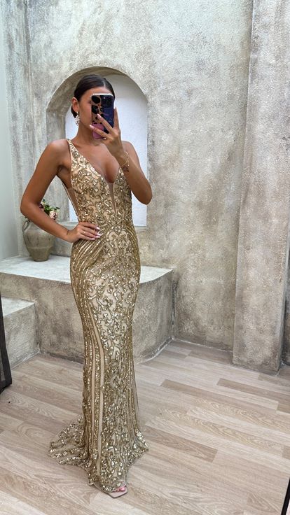 Robe de soirée beige avec détail au buste et broderie spéciale