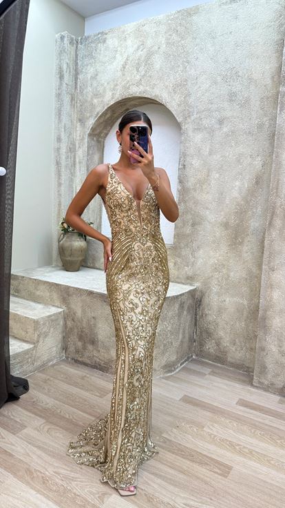 Robe de soirée beige avec détail au buste et broderie spéciale