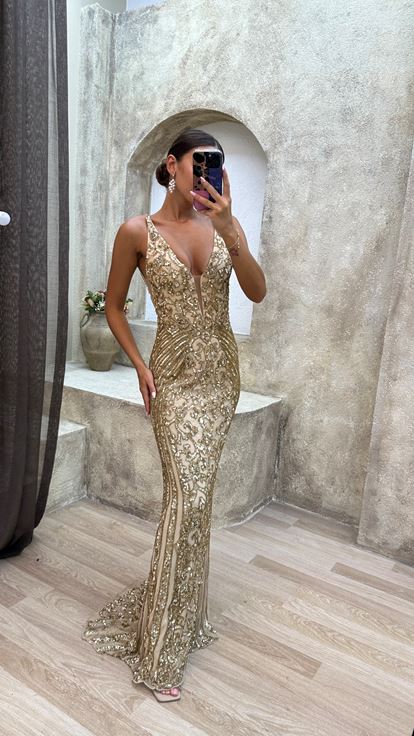 Robe de soirée beige avec détail au buste et broderie spéciale