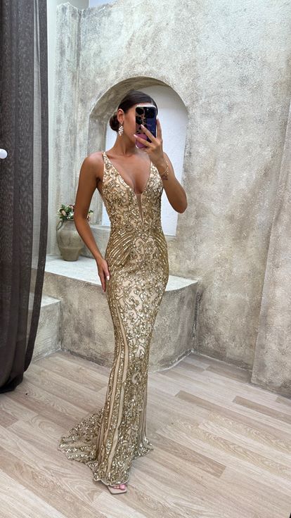 Robe de soirée beige avec détail au buste et broderie spéciale