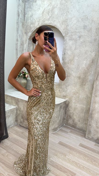 Robe de soirée beige avec détail au buste et broderie spéciale