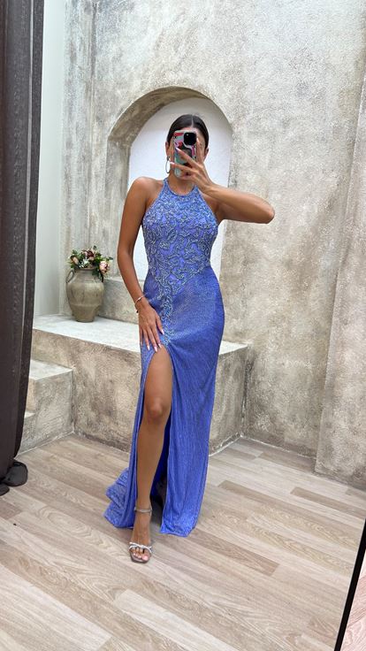 فستان سهرة مميز بفتحة جانبية مطرزة بتفاصيل زرقاء عند الرقبة