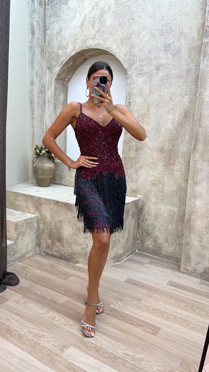 Burgunderfarbenes, speziell besticktes Kleid mit Fransen