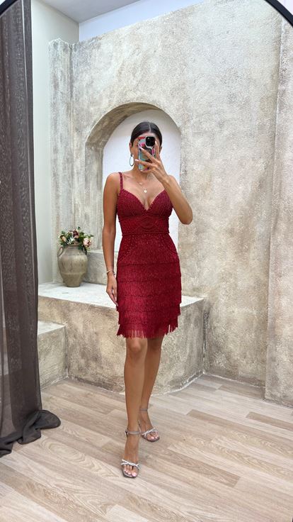 Burgunderfarbenes, speziell besticktes Kleid mit Fransen