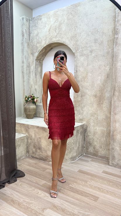 Burgunderfarbenes, speziell besticktes Kleid mit Fransen