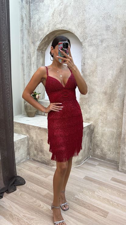 Burgunderfarbenes, speziell besticktes Kleid mit Fransen