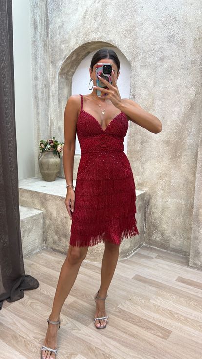 Burgunderfarbenes, speziell besticktes Kleid mit Fransen