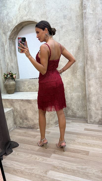 Burgunderfarbenes, speziell besticktes Kleid mit Fransen