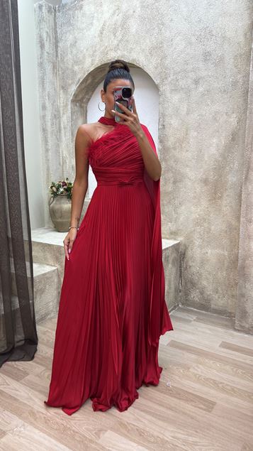 فستان سهرة أحمر من الساتان المطوي بياقة على كتف واحد وفتحة رقبة على شكل كاب