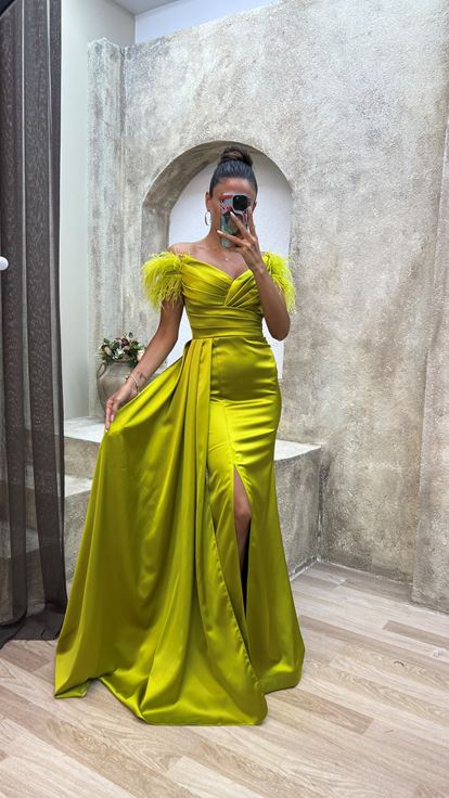 Vestido de noche drapeado de satén con detalle de tul con hombros amarillos
