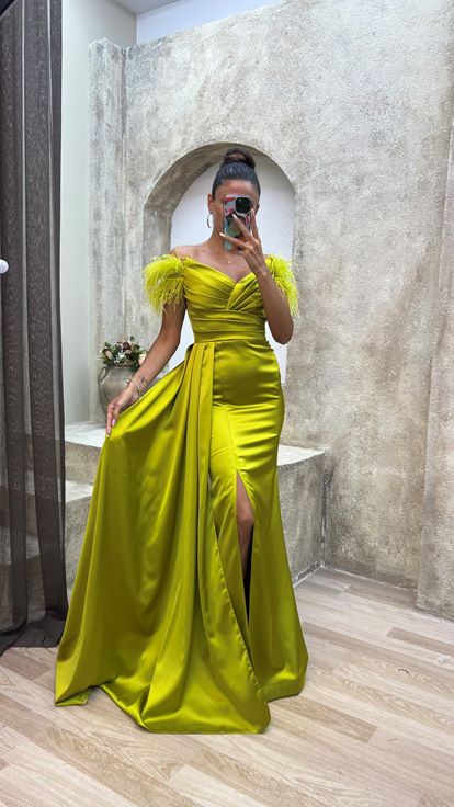 Vestido de noche drapeado de satén con detalle de tul con hombros amarillos