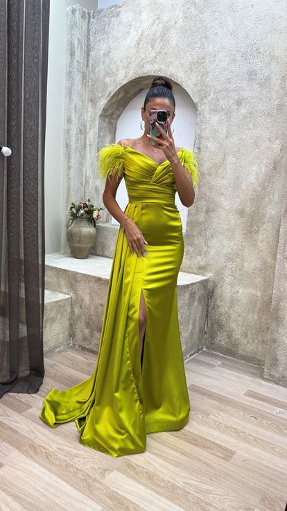Vestido de noche drapeado de satén con detalle de tul con hombros amarillos