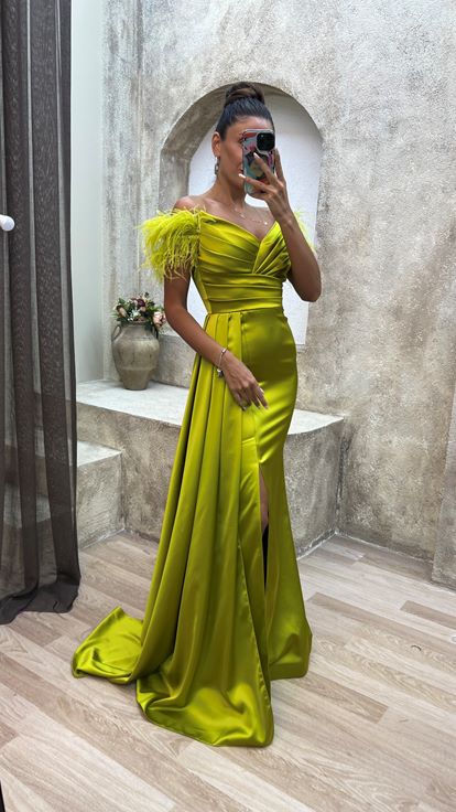 Vestido de noche drapeado de satén con detalle de tul con hombros amarillos
