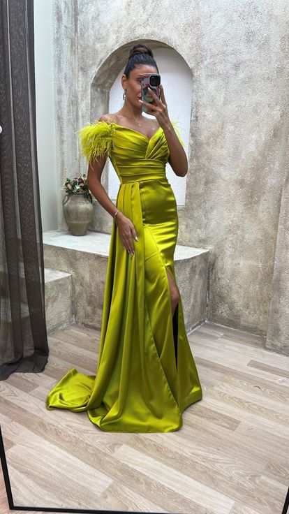 Vestido de noche drapeado de satén con detalle de tul con hombros amarillos
