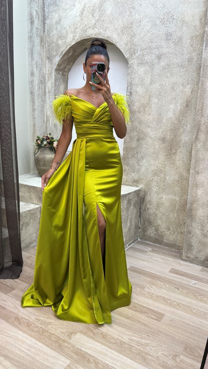 Vestido de noche drapeado de satén con detalle de tul con hombros amarillos