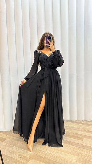 فستان سهرة أسود بأكمام بالون مطرز على الصدر