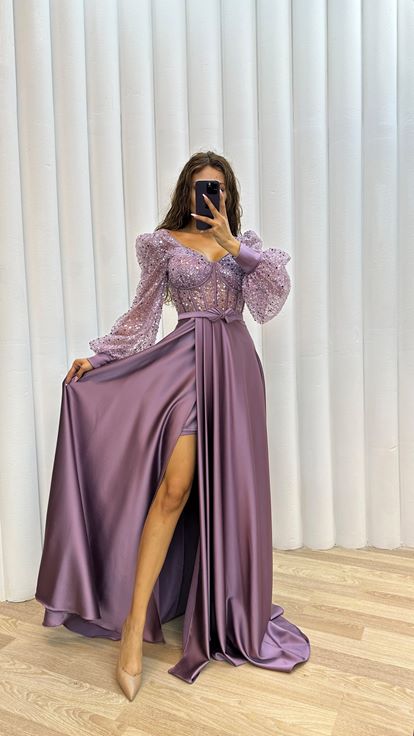 فستان سهرة من الساتان المطرز بأكمام بالونية وفتحة رقبة على شكل حرف V بلون أرجواني فاتح