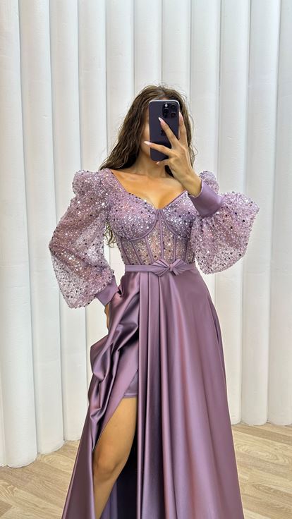 فستان سهرة من الساتان المطرز بأكمام بالونية وفتحة رقبة على شكل حرف V بلون أرجواني فاتح