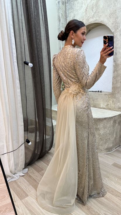 Bej İşlemeli Gül Pelerinli Tesettür Abiye Elbise