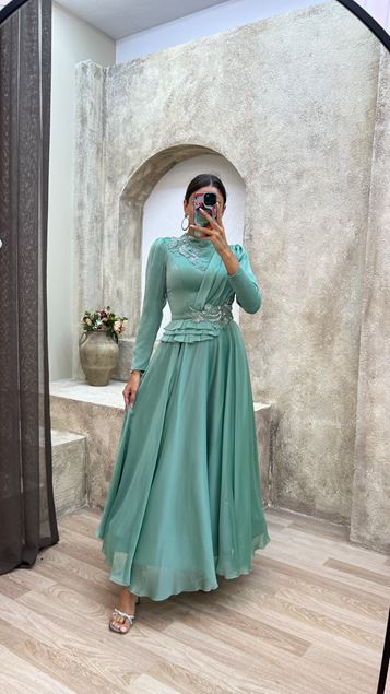 Mint Yeşili İşlemeli Bel Detay Omuzları Vatkalı Tesettür Abiye Elbise