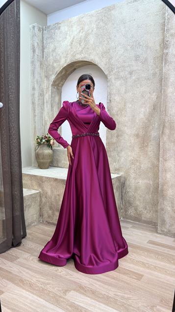Robe de soirée en satin brodé brodé de prune