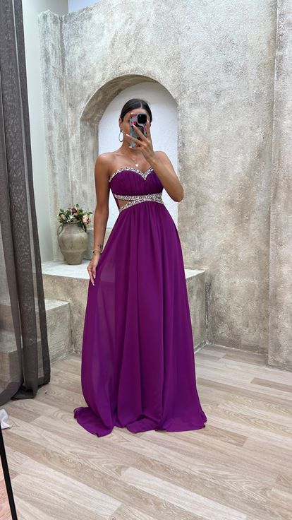 فستان سهرة من التول المطرز بدون حمالات على الخصر