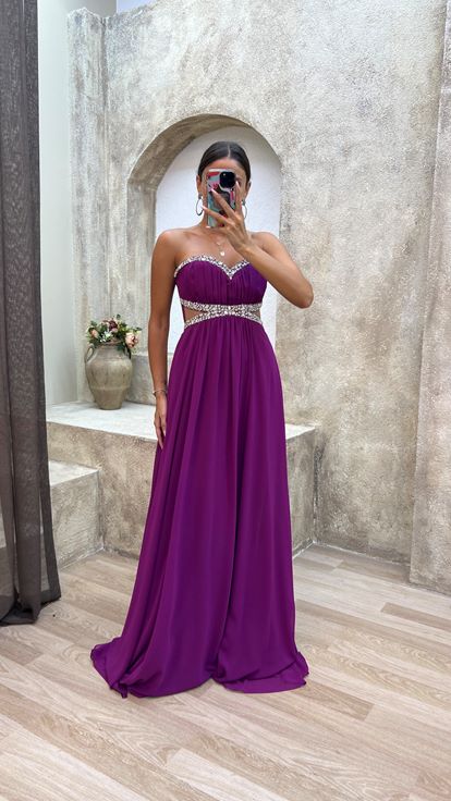 فستان سهرة من التول المطرز بدون حمالات على الخصر