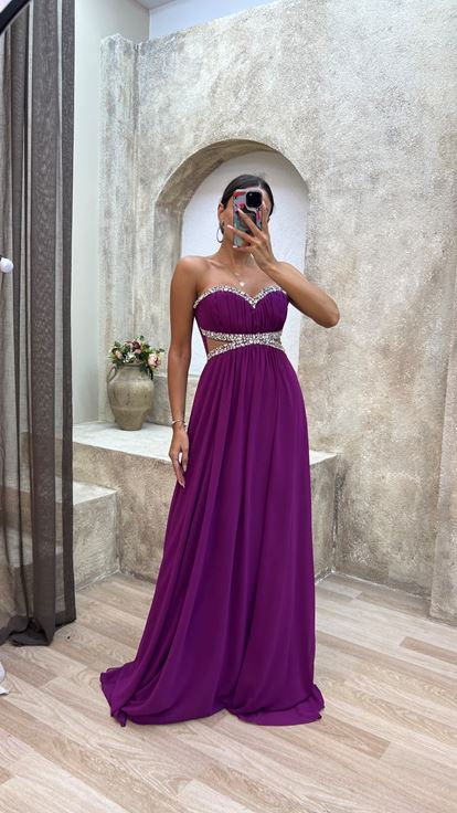 فستان سهرة من التول المطرز بدون حمالات على الخصر