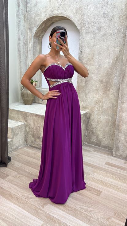 فستان سهرة من التول المطرز بدون حمالات على الخصر