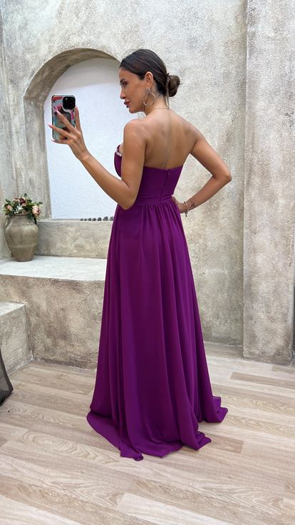 فستان سهرة من التول المطرز بدون حمالات على الخصر