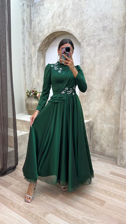 Zümrüt İşlemeli Bel Detay Omuzları Vatkalı Tesettür Abiye Elbise