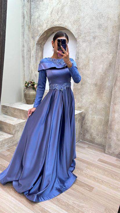 Vestido de noche azul con cuello barco y hiyab bordado
