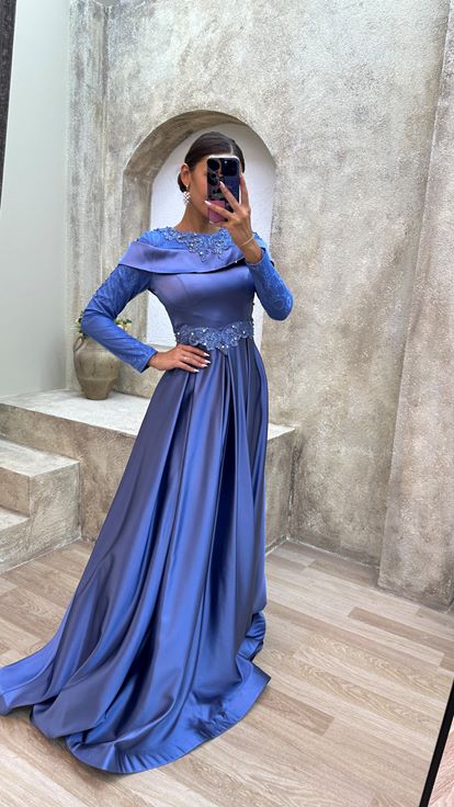 Vestido de noche azul con cuello barco y hiyab bordado