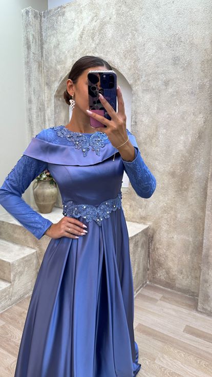 Vestido de noche azul con cuello barco y hiyab bordado