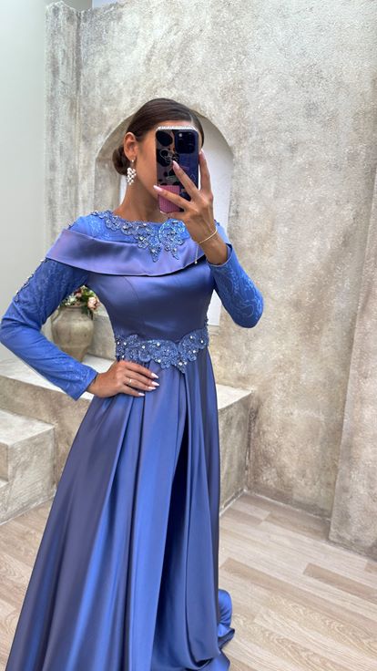 Vestido de noche azul con cuello barco y hiyab bordado