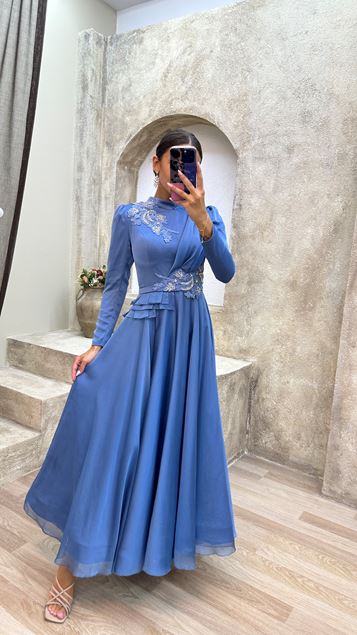 Mavi İşlemeli Bel Detay Omuzları Vatkalı Tesettür Abiye Elbise