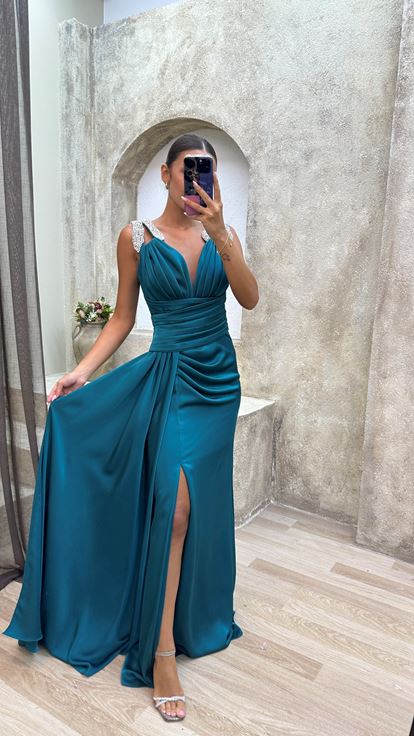 Turkuaz Omuzları Taş İşlemeli Göğsü Piliseli Saten Abiye Elbise