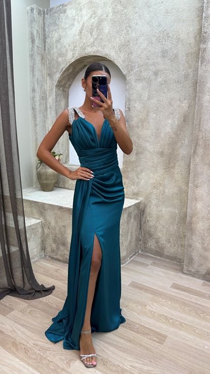 Turkuaz Omuzları Taş İşlemeli Göğsü Piliseli Saten Abiye Elbise