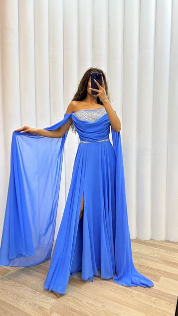 Blaues, trägerloses, gerafftes Abendkleid mit Steinstickerei auf der Brust