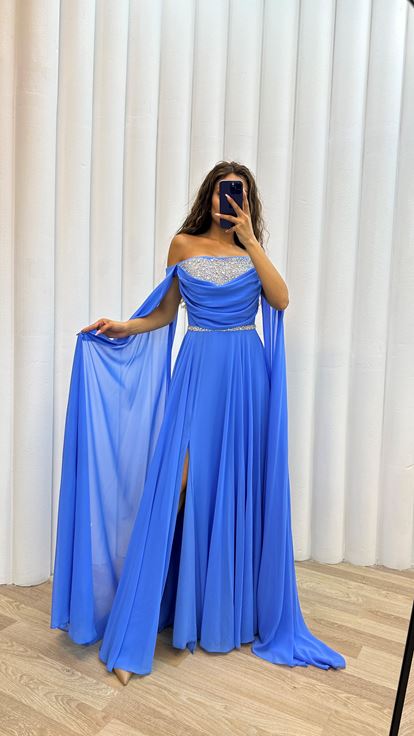 Abito da sera blu senza spalline con busto impreziosito da pietre e scollo arricciato 