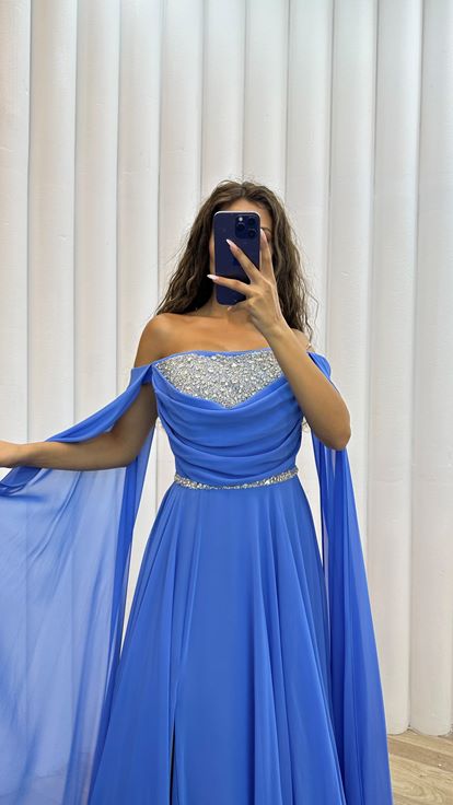 Abito da sera blu senza spalline con busto impreziosito da pietre e scollo arricciato 