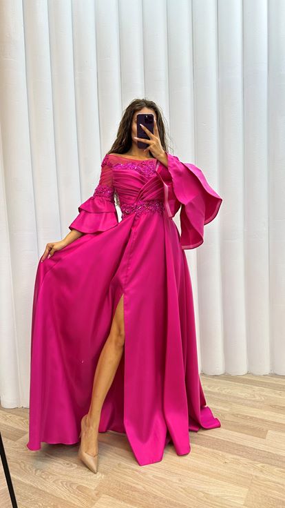 Fuchsiafarbenes Abendkleid aus Satin mit Ärmeln  mehrlagigem Oberteil und Drapierung 
