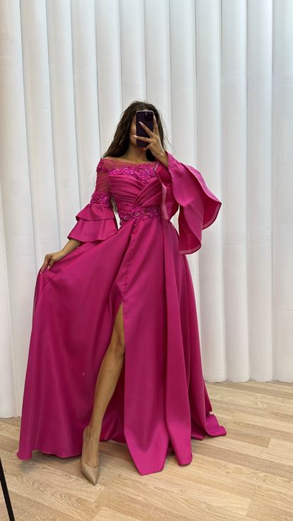 Fuchsiafarbenes Abendkleid aus Satin mit Ärmeln  mehrlagigem Oberteil und Drapierung 
