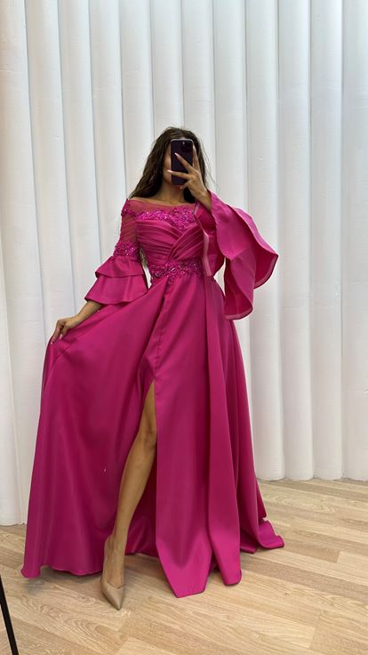 Fuchsiafarbenes Abendkleid aus Satin mit Ärmeln  mehrlagigem Oberteil und Drapierung 