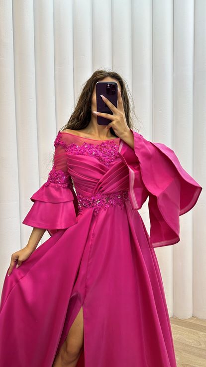 Fuchsiafarbenes Abendkleid aus Satin mit Ärmeln  mehrlagigem Oberteil und Drapierung 