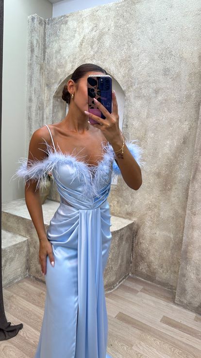 Bebe Mavisi İp Askılı Göğsü Tüy Detay Drapeli Saten Abiye Elbise