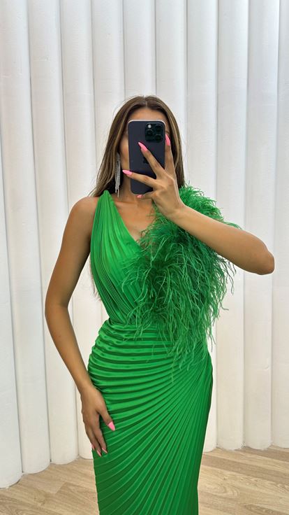 Abito da sera in raso verde plissettato con piume